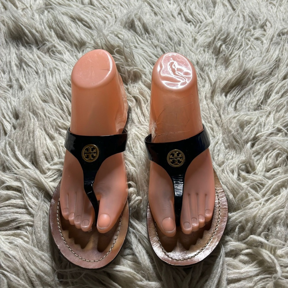 Tory Burch Black Thora Patent Leather Flip Flop Sandal Womens